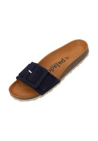 Navyblauwe suède instapsandalen met een grote gespsluiting, tan gekleed voetbed en een textuur die doet denken aan kurk voor de zool.