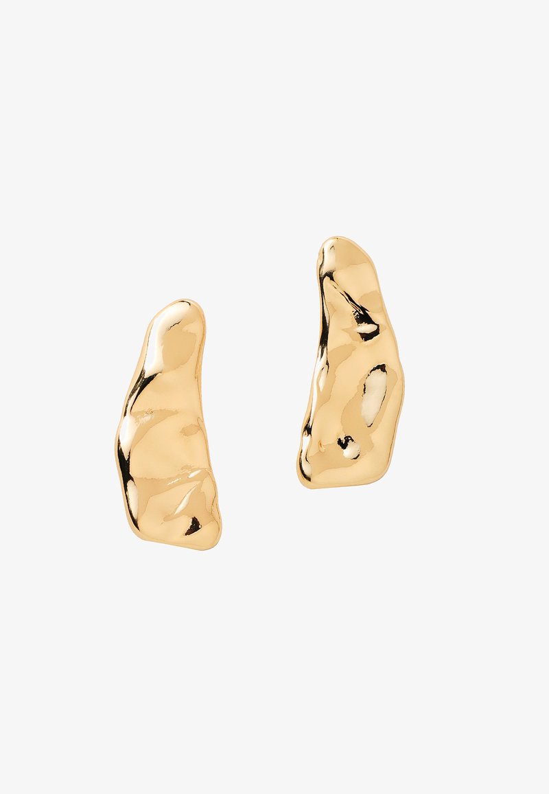Pendientes de tono dorado con una forma irregular y escultórica, y un acabado pulido. La superficie presenta sutiles reflejos y una textura suave.