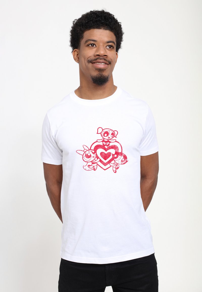 Witte katoenen t-shirt met een rood grafisch ontwerp waarop drie cartoonfiguren binnen een hart zijn afgebeeld. Korte mouwen en een ronde hals.