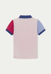 Polo manches courtes avec corps rose pâle, manche gauche rouge, manche droite bleu clair, col et poignets bleu marine.