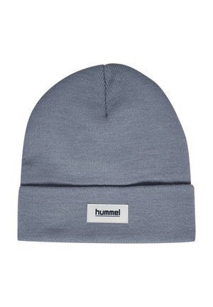 Hellgraue Strickmütze mit umgeschlagenem Bündchen und einem weißen rechteckigen Patch mit der Aufschrift „hummel“ vorne in der Mitte.