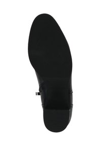 Suela de zapato de vestir de cuero negro con un patrón texturizado, forma redondeada, tacón ligero y un sutil detalle de costura lateral.