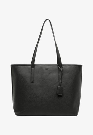 Bolso tote de cuero negro con asas largas, superficie texturizada, forma rectangular y una pequeña etiqueta de marca adjunta al costado.