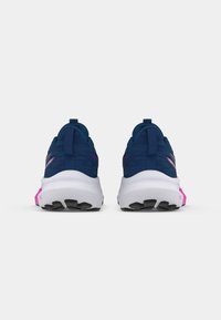 Ναυτικές αθλητικές παπουτσες με άνω μέρος από υφασμάτινη υφή, λευκή μεσαία σόλα και ροζ λεπτομέρειες στη σόλα και στην φτέρνα. Διαθέτει μαλακό κολάρο και θηλιά στην πλάτη.