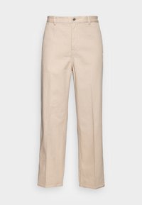 Pantaloni beige a gamba larga realizzati in cotone leggero, dotati di chiusura frontale con bottone, passanti per cintura e un tessuto liscio e testurizzato.