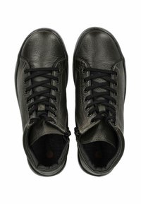 Zapatos altos de cuero negro con punteras redondeadas, cordones negros y cierres de cremallera. Superficie texturizada con acabado liso y suela rígida.