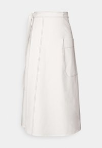 Een lichtbeige wikkelrok gemaakt van stof met zichtbare stiknaden, voorzien van een zijzak en een strikceintuur voor een aanpasbare pasvorm.