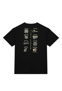 Schwarzes Baumwoll-T-Shirt mit verschiedenen Logos von Basketballmannschaften und den Jahren von Vince Carters Karriere, in Gold auf dem Rücken bedruckt.