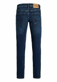 Jean en denim bleu foncé avec une coupe droite, deux poches arrière et une étiquette en cuir beige au niveau de la taille. Détails usés sur le tissu.