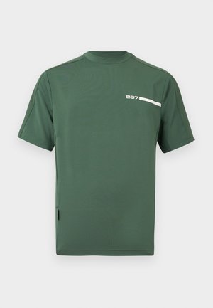 Camiseta deportiva verde de manga corta con paneles de malla en las mangas y un pequeño logo blanco "e27" en la parte superior izquierda del pecho.