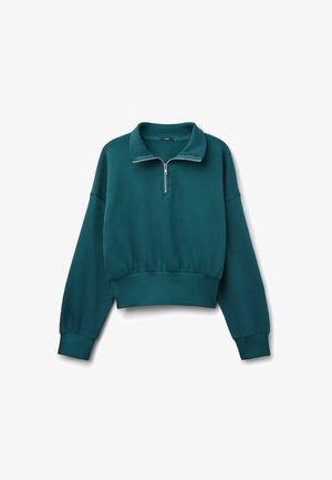 Sudadera corta de color verde azulado, fabricada en un tejido suave. Presenta un cuello con cremallera y puños acanalados, con un corte relajado y un diseño minimalista.