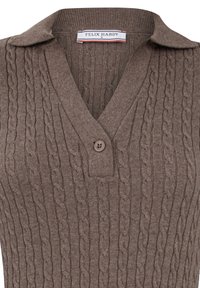 Pull en maille torsadée marron avec un col et un bouton unique au niveau du décolleté en V, portant une étiquette de taille S de Felix Hardy à l'intérieur du col.