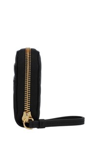 Pochette à zip texturée noire avec un détail de fermeture éclair doré et une sangle pour le poignet noire. Présente un design compact adapté aux petits objets.