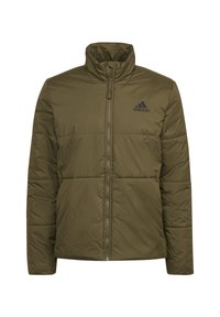 Giacca imbottita verde oliva con collare alto, chiusura con zip e logo Adidas nero sul lato sinistro del petto. Tessuto testurizzato con cuciture trapuntate.