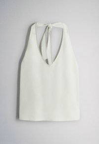 Biely bezrukávový halter top s hlbokým výstrihom do V a zaväzovaním vzadu, zobrazený na jednoduchom svetlom pozadí.