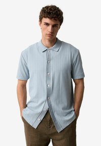 Unselected, light blue