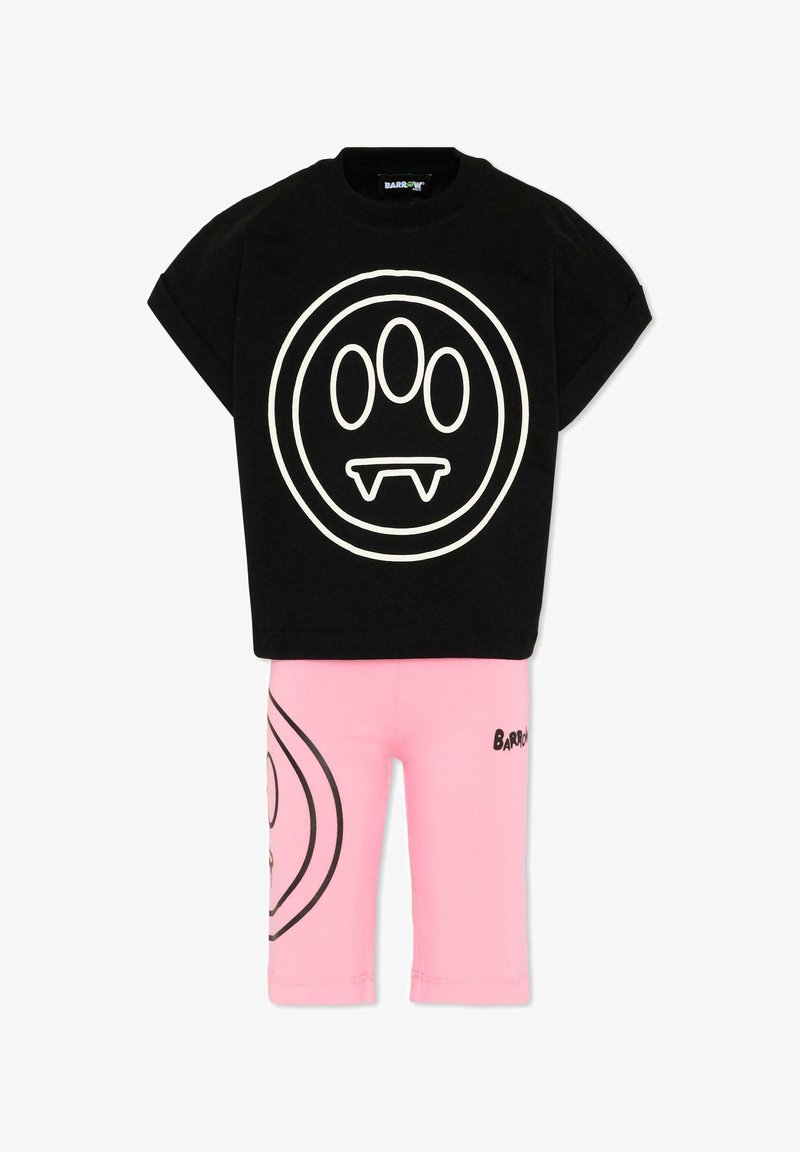 T-shirt noir à manches courtes avec un logo de patte et de crocs en contour blanc, associé à un short rose avec un logo noir et un graphique latéral.