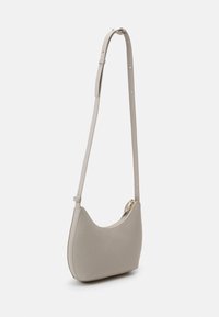Borsa a spalla in pelle sintetica grigia con forma curva e tracolla regolabile. Presenta una chiusura con zipper dorato e una texture liscia.