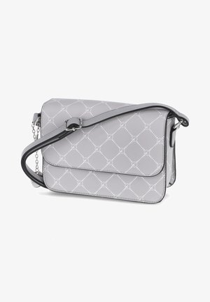 Grijze leren schoudertas met een verstelbare band, zilveren gesp, kettingdetail en een wit geometrisch patroon op het oppervlak.