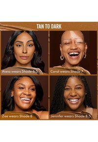 Quatre portraits présentent des individus avec une gamme de tons de peau, étiquetés avec des teintes de maquillage de 6,5 à 8,5. L'arrière-plan est brun avec une texture brillante.