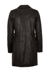 Schwarzer langer Ledermantel mit taillierter Passform, Rückennaht-Details, Kragen und langen Ärmeln mit Reißverschlussmanschetten, von hinten gezeigt.