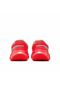 Ein Paar leuchtend rote Sportschuhe mit reflektierenden grauen Streifen, von hinten auf einem weißen Hintergrund betrachtet.