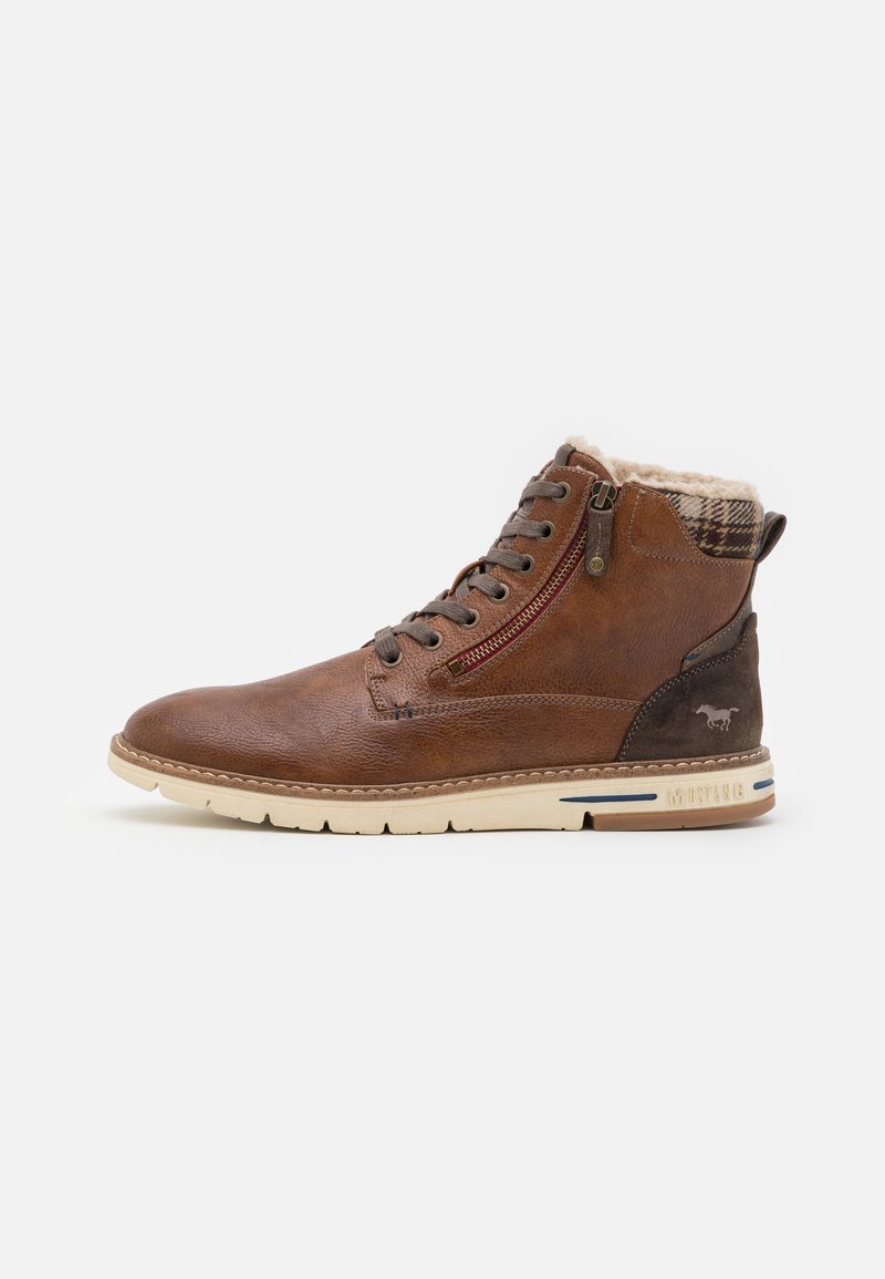 Bottines en cuir marron avec une finition texturée, dotées d'une doublure intérieure pelucheuse, d'une fermeture éclair sur le côté et d'accents en tissu à carreaux au niveau du col.