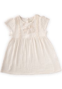 Robe en coton blanc à manches courtes, avec broderie florale sur le devant, taille froncée et finition en tissu texturé.