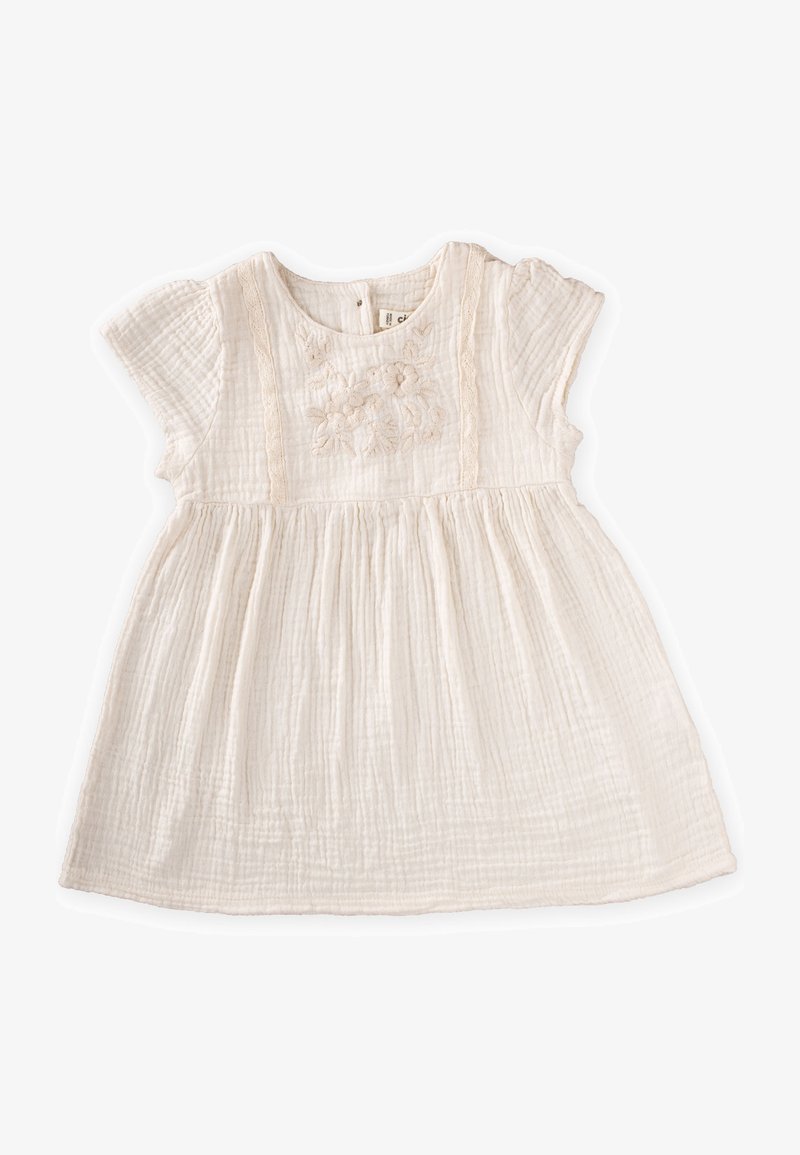 Bjela pamučna haljina s kratkim rukavima, s prednjim cvjetnim vezom, skupljenim strukom i strukturiranom završnom obradom tkanine.