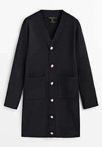 Cardigan long en tricot noir avec col en V, six boutons dorés sur le devant et deux poches plaquées à l'avant.