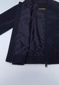 Ναυτική bomber τζάκετ, νάιλον εξωτερικό, μαλακό εσωτερικό φόδρα, ραμμένο γιακά και μανσέτες, κλείσιμο με φερμουάρ, με διακριτική εσωτερική ετικέτα branding.