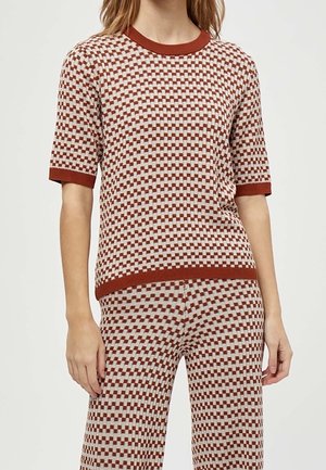 Haut en maille à manches courtes avec un motif à carreaux, orné d'une bordure bordeaux. Le tissu semble texturé, léger et respirant.