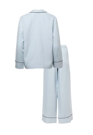 Set di pigiama azzurro chiaro in tessuto morbido; comprende una camicia con bottoni e rifiniture nere e pantaloni a gamba larga abbinati con elastico in vita.