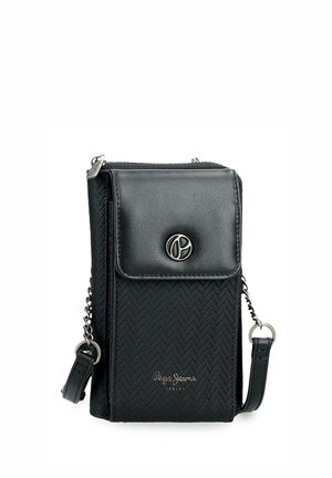 Bolso cruzado negro con textura, solapa y cremallera, logo plateado y cadena como correa, diseño compacto y vertical.
