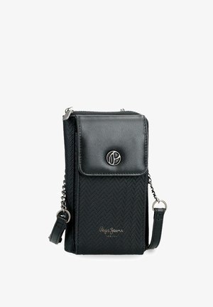 Bolso cruzado negro con textura, solapa y cremallera, logo plateado y cadena como correa, diseño compacto y vertical.