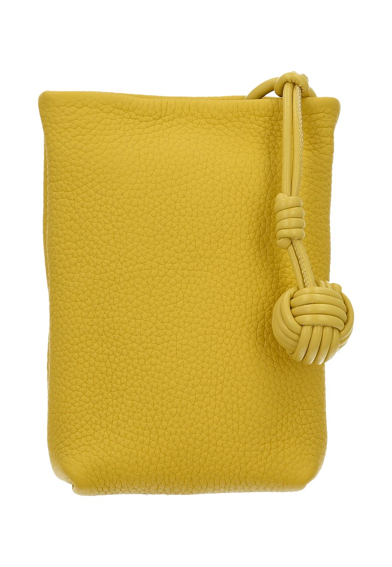 Žluté kožené pouzdro s texturovaným povrchem, zaobleným tvarem a uzlovým detailem na straně. Má hladký, bezšvový horní okraj.