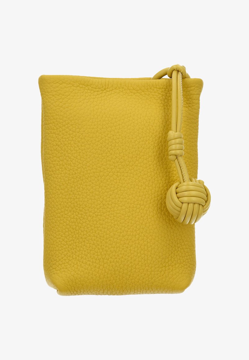 Žluté kožené pouzdro s texturovaným povrchem, zaobleným tvarem a uzlovým detailem na straně. Má hladký, bezšvový horní okraj.