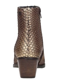 Bruine enkelboot met een gestructureerd, schubachtig patroon, houten gestapelde hak, zijrits en een klein metalen logo nabij de bovenrand.