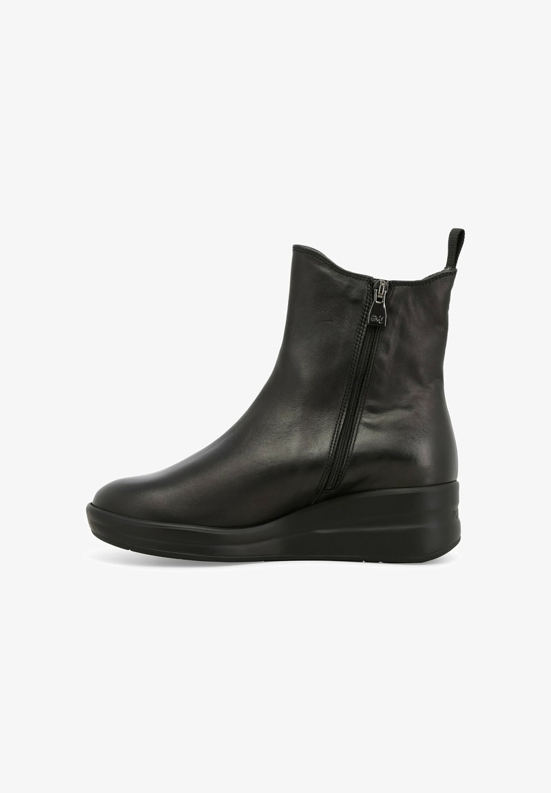 Stivaletti neri in pelle con un design elegante, dotati di una cerniera laterale, punta arrotondata e tacco a zeppa per aumentare l'altezza e il comfort.