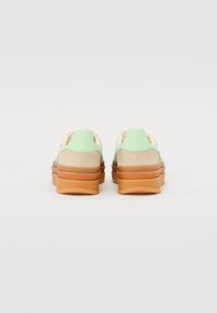 adidas Originals GAZELLE BOLD UNISEX - Zapatillas - white/semi green spark/cream white