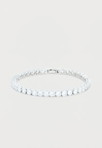 Bracelet de tennis en argent orné d'une rangée de pierres en zirconium cubique rondes et transparentes, montées sur une chaîne flexible avec un fermoir sécurisé.