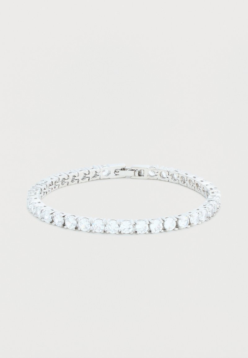 Bracelet de tennis en argent orné d'une rangée de pierres en zirconium cubique rondes et transparentes, montées sur une chaîne flexible avec un fermoir sécurisé.