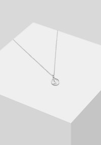 Sølv halskæde med en delikat kæde, der har en cirkulær vedhæng prydet med bogstavet "J." Enkelt og minimalistisk design.