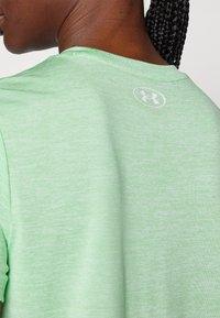 Under Armour TECH TWIST - T-skjorte til trening - matrix green/white
