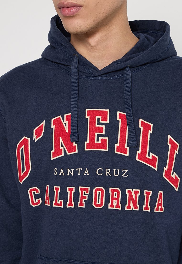 Marineblaue Kapuze aus weichem Material, mit einem großen roten und weißen grafischen Text, der "O'NEILL SANTA CRUZ CALIFORNIA" lautet.