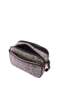 Borsa a spalla in tela beige con motivo logo nero, caratterizzata da più scomparti con cerniera e una texture liscia con dettagli in metallo dorato.