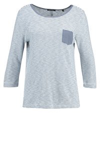 Chemise à manches longues rayée en bleu clair et blanc, avec un col rond et une petite poche poitrine en tissu uni bleu. Texture douce.