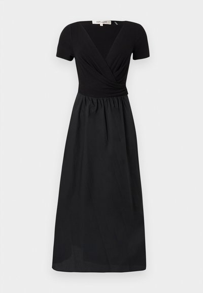 Μαύρο μίντι φόρεμα με κοντά μανίκια, V-λαιμόκοψη, εφαρμοστό σώμα με ρυτιδώσεις και συγκεντρωμένη φούστα σε απλό ανοιχτό φόντο.