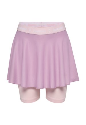 Kind trägt einen hellvioletten Rock über blassrosa Radshorts mit schwarzen Ballettschuhen mit Chevron-Muster-Riemen.