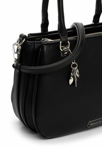 Juoda rankinė su struktūruota forma, pagaminta iš tekstūruotos sintetinių medžiagų. Puošta sidabro spalvos metaliniais elementais ir prisegtu dekoratyviniu pakabuku.